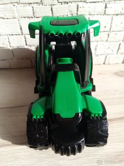 Zelený traktor s farma doplnkami - 4