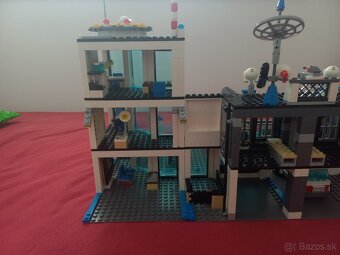 LEGO City 7498 Police station - 4