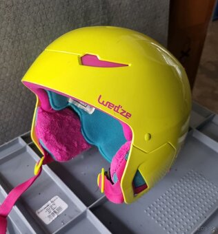 Detské/juniorské lyže + paličky (25 €) + 2× helma (15 €/ks) - 4