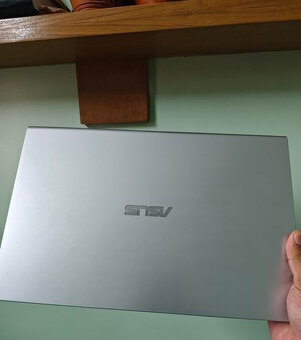 ASUS VivoBook 15 / i3-7020U 2,3GHz / 12GB RAM / 512SSD - 4