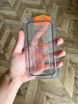Ochranné sklo na iPhone 9D + aplikátor na iPhone 15 / 15 pro - 4
