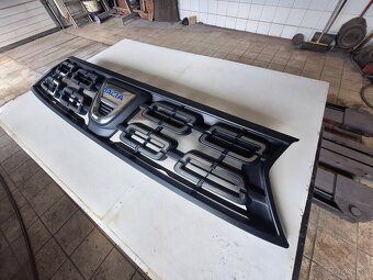 Dacia Duster predná maska original - 4