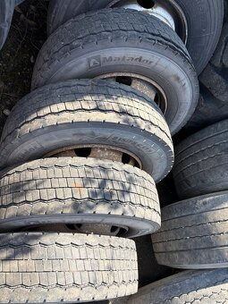 Pneu 215/75 r 17,5 - 4