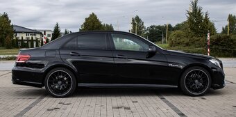 Mercedes Benz E400 sedan - 4