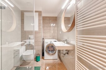 MODERNÝ DIZAJNOVO RIEŠENÝ 1i BYT S VEĽKOU LOGGIOU - 4