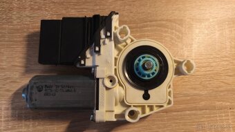 Motorček sťahovania okna VW PASSAT B6 / GOLF 5 - 4