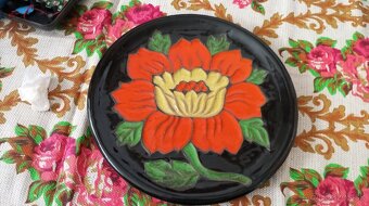 Okarasny kameninovy tanier. - 4