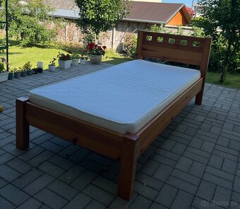 Dve postele z lakov. smrek.dreva 90x200 + matrace a rošty - 4