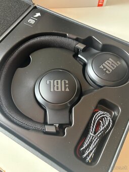 Jbl live 460NC čiernej farby - 4