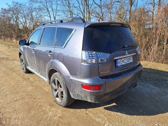 Mitsubishi Outlander SUV - 4