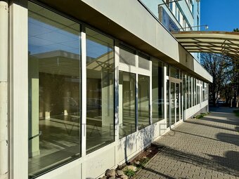 🏢 Na prenájom obchodný priestor – centrum Prievidze - 4