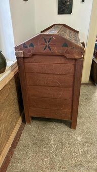 Stará vyrezávaná truhlica-súsek. - 4