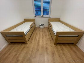 Dubová posteľ s detskými zábranami a úložným priestorom - 4