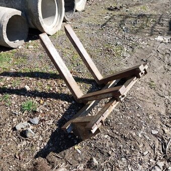 LOCUST L 753 nakladač smykový - 4