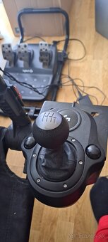 Volant Logitech G29 plus sedačka - 4