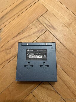 TP-Link TL-SG105 – 5 port Gigabit switch – 15 € - 4