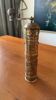 Mosadzný mlynček na korenie – orientálny štýl, ručne gravír - 4
