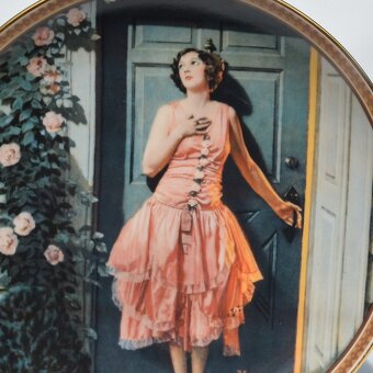 Séria vintage porcelánových tanierov zo života žien - 4