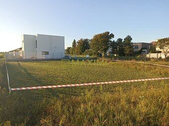 ZNÍŽENÁ CENA - Stavebný pozemok blízko centra na Veľkomoravs - 4
