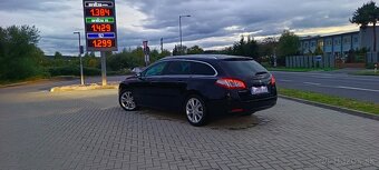 Predám túto krásnu a pohodlnú limuzínu strednej triedy. - 4