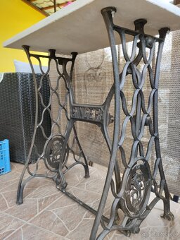 Singer stol Prírodným Kameňom Top Stav - 4