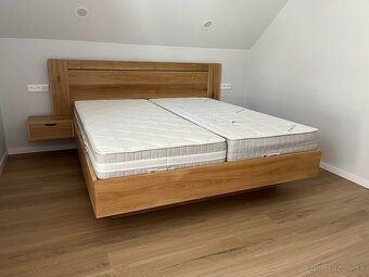Dubová posteľ s úložným priestorom a stolíkmi - 4