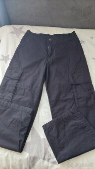 Široké rifle CA, HM čierne kapsáče a tmavo modré noh. - 4