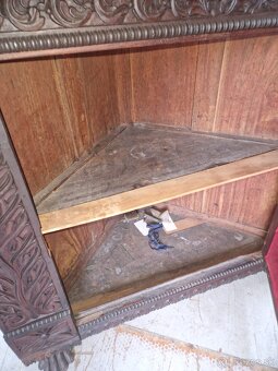 Predám rohovú skrinku s bohatou ručnou rezbou - 4