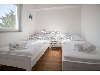 PRIVLAKA - radový dom, 130 m od mora - ihneď k nasťahovaniu - 4