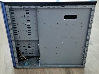 Cooler Master Centurion 5 ATX a Corsair HX520 - 4