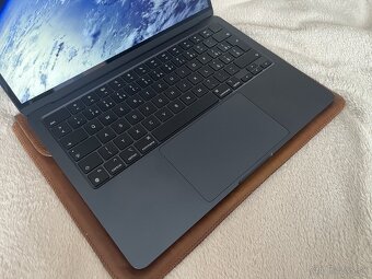 Macbook Air M3 Temne Atramentový - 4