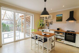 Kompletne zrekonštruovaný priestranný 5-izbový rodinný dom v - 4