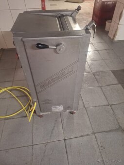 Udiaren Fessman, Stahovacka na kože Grasseli - 4