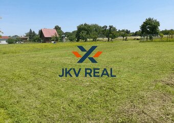 NA PREDAJ KRÁSNY ROVINATÝ POZEMOK V LEHNICIACH - 4