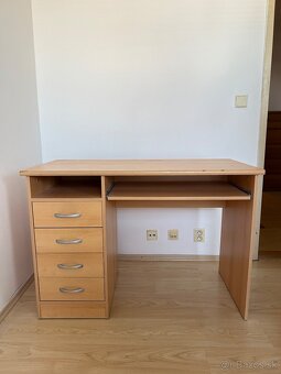 Predam 2 staršie PC stolíky a kancelárske stoličky - 4