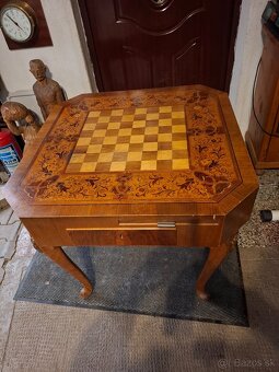 Predám starožitný intarzovaný šachový hráčský stolík 80cm x - 4