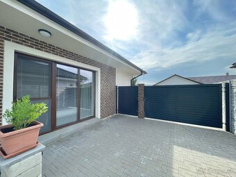 Na predaj moderná štýlová novostavba s garážou a pozemkom - 4