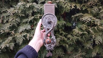 Velmi starý (cca 110-115let) krásný zdobený mlyncek na strou - 4