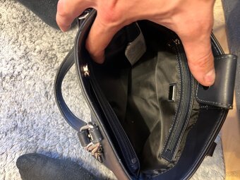 Dámska kabelka GUESS (tmavomodrá) - 4