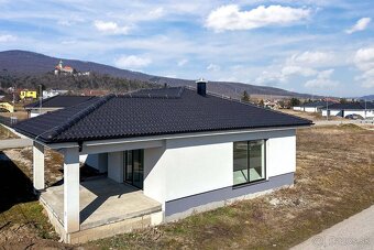 Novostavba- Bungalov s pekným výhľadom na Smolenický  zámok - 4