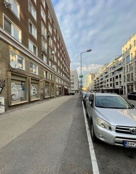 Ponúkame Vám na predaj priestranný 2i byt v lukratívnej loka - 4