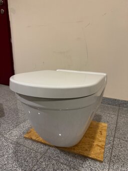 Toaleta WC značky Duravit so sedátkom - 4