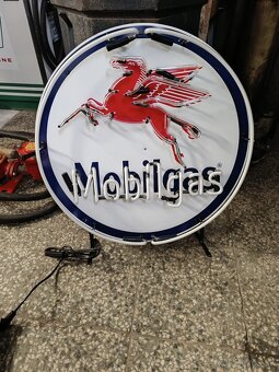 Velký neon Mobilgas, dekorace - 4