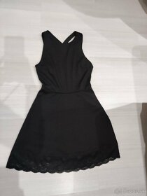 Krátke čierne letné šaty s čipkou - 4