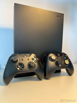 Xbox One X + 2 ovládače, 2 hry a stojan - 4