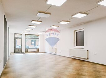 Obchodný priestor v centre mesta HLOHOVEC s výkladom na PREN - 4
