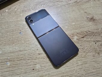 Samsung flip 4 plnefunckny v super stave ma len jemne znamky - 4