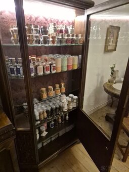 Set historického nábytku – 2 vitríny + 1 príborník - 4