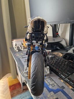 Lego Technic 42130 BMW M 1000 RR - 4
