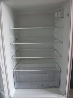 Vstavaná,zachovalá chladnička zn.ZANUSSI. - 4